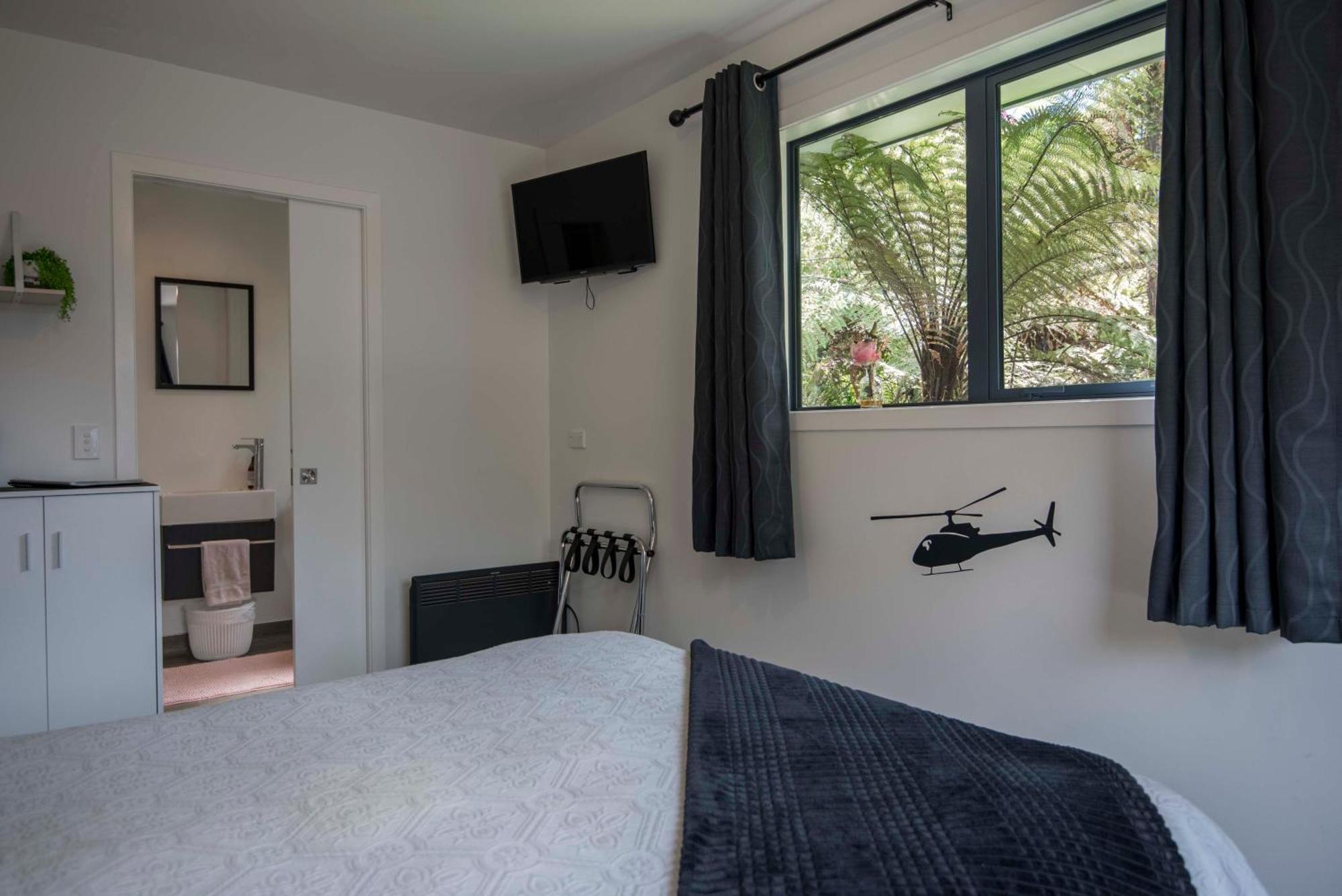 Six Kamahi Guest Studio Franz Josef Room photo